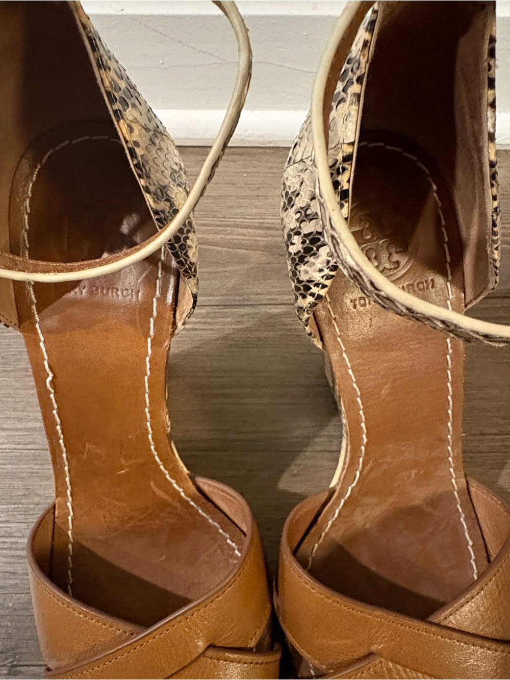 Tory Burch Livia Tan Leather and Snakeskin Wedge Sandals Size 6.5 - Picture 4 of 7